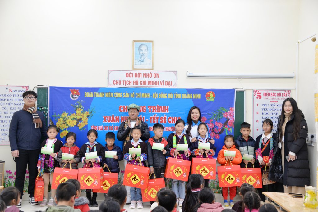 Đoàn Công tác tặng quà cho các cháu học sinh điểm trường ở Bản Mốc 13, Trường tiểu học Quảng Đức, xã Quảng Đức, huyện Hải Hà