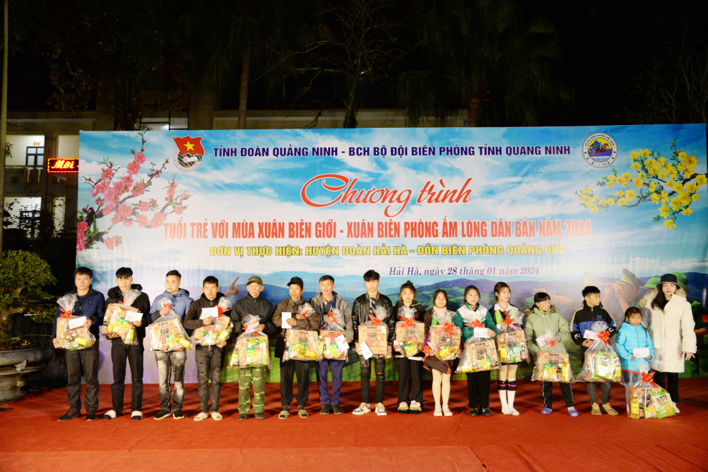 Đoàn Công tác tặng quà Tết cho các em học sinh có hoàn cảnh khó khăn xã Quảng Đức, huyện Hải Hà