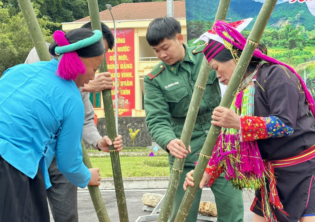 Chiến sĩ Đồn Biên phòng Pò Hèn cùng người dân xã Hải Sơn (TP Móng Cái) tham gia phần thi giã bánh giầy.