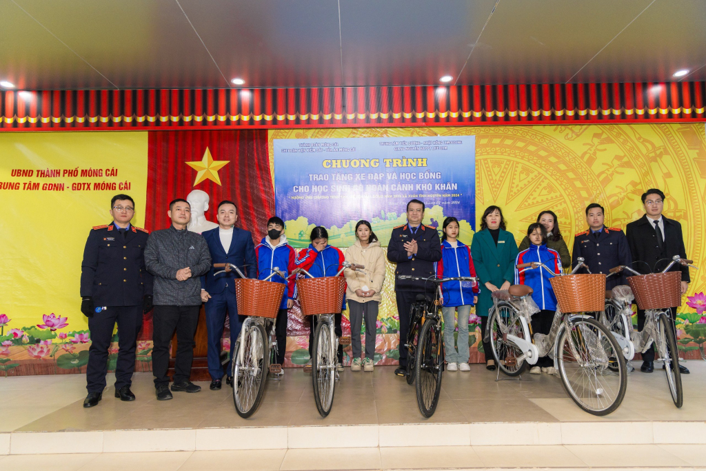      Đại diện VKSND, TAND TP Móng Cái cùng các nhà hảo tâm trao tặng xe đạp cho các em học sinh có hoàn cảnh khó khăn