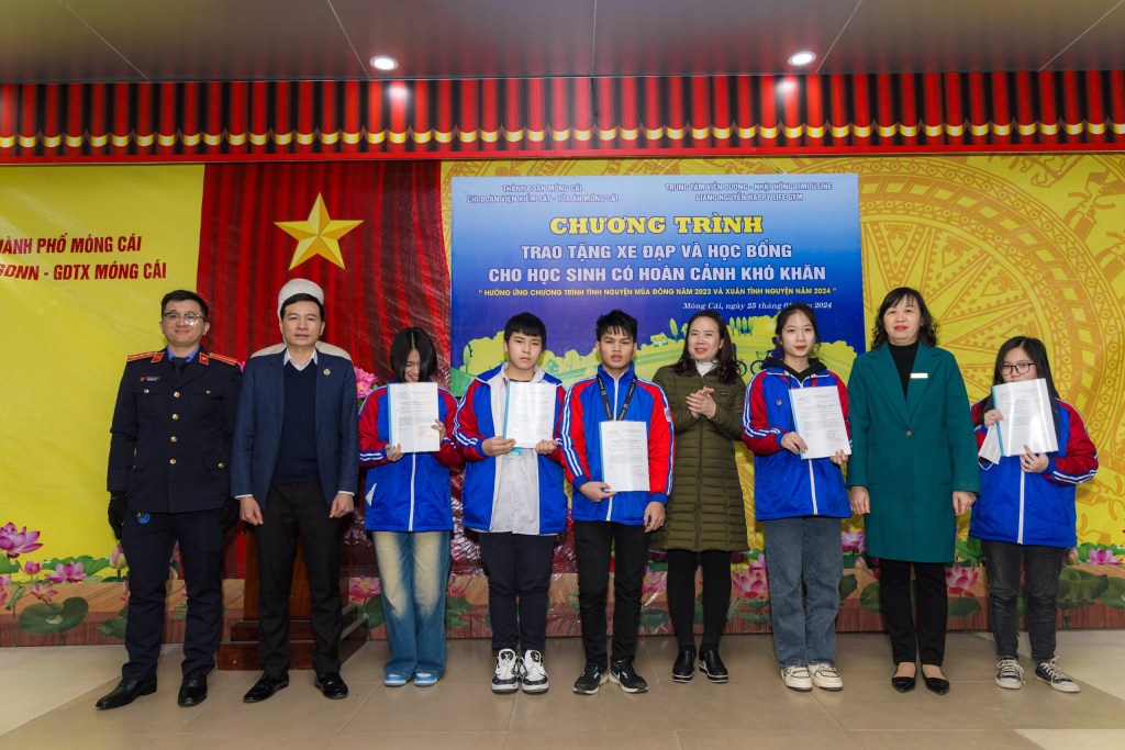       Đại diện VKSND, TAND TP Móng Cái cùng các nhà hảo tâm trao học bổng cho các em học sinh có hoàn cảnh khó khăn