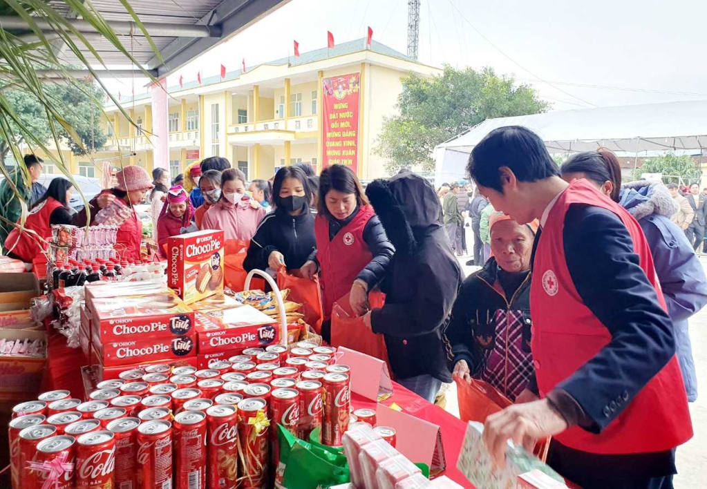 Người dân mua hàng tại chợ