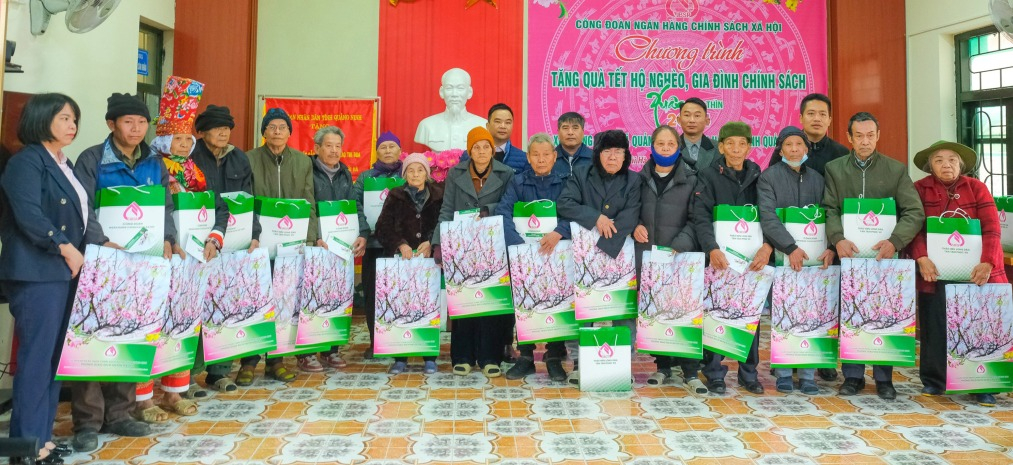 Công đoàn Ngân hàng Chính sách xã hội tỉnh Quảng Ninh trao tặng quà cho các hộ nghèo tại xã Quảng Sơn, huyện Hải Hà. Ảnh: Cao Quỳnh