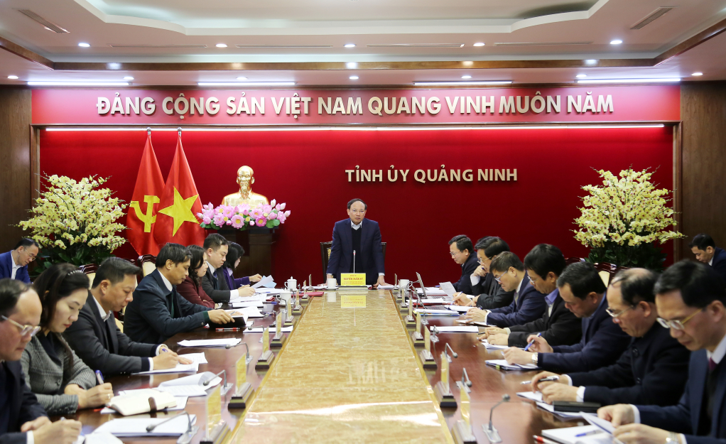 Đồng chí Nguyễn Xuân Ký, Ủy viên Trung ương Đảng, Bí thư Tỉnh ủy, Chủ tịch HĐND tỉnh, chủ trì cuộc họp.
