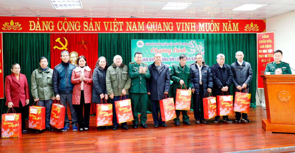 Chỉ huy Đồn BP cửa khẩu Quốc tế Móng Cái tặng quà cho các gia đình chính sách, người có công, hộ gia đình có hoàn cảnh khó khăn trên địa bàn 2 phường Ka Long, Trần Phú (Móng Cái)
