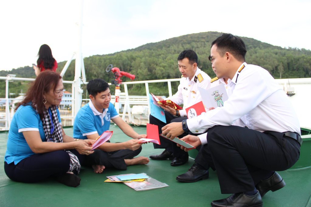 Những cánh thư và bưu thiếp Tết của các em học sinh gửi tới các chiến sỹ nơi đảo xa.