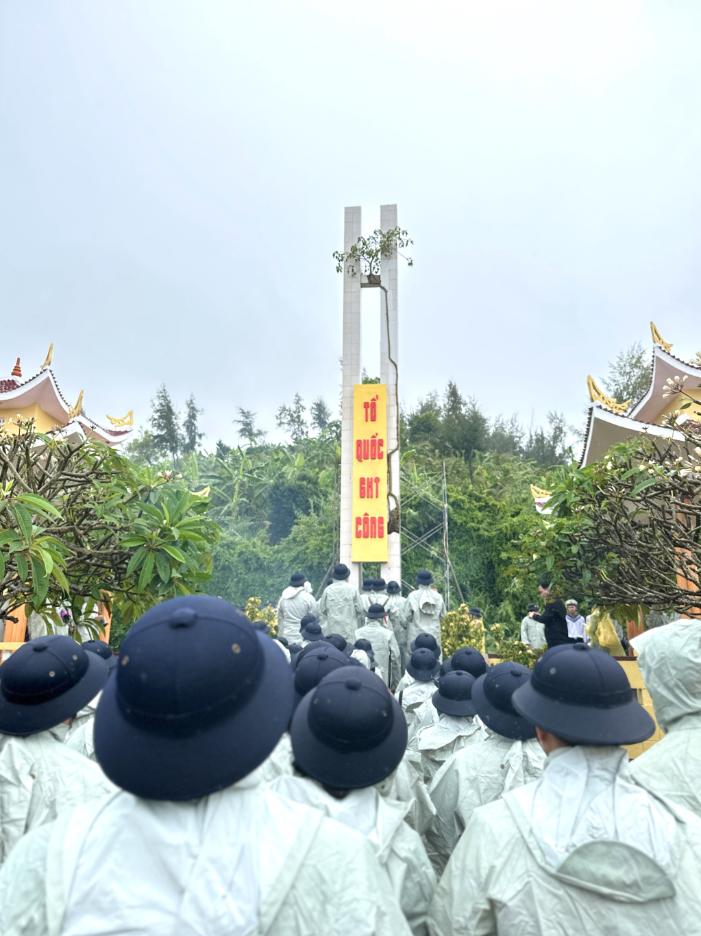 Dâng hương tại Đài tưởng niệm các anh hùng liệt sỹ trên đảo Lý Sơn.