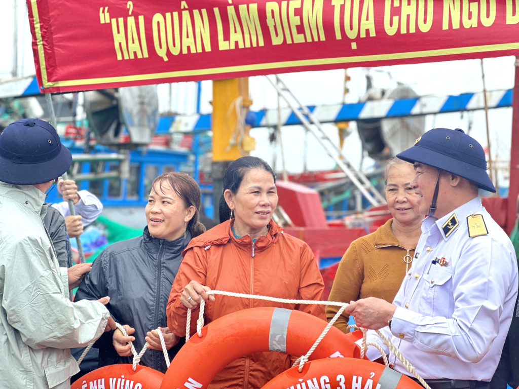 Chuyến đi đã góp phần làm gắn bó hơn mối quan hệ đoàn kết, keo sơn giữa hậu phương với tiền tuyến.