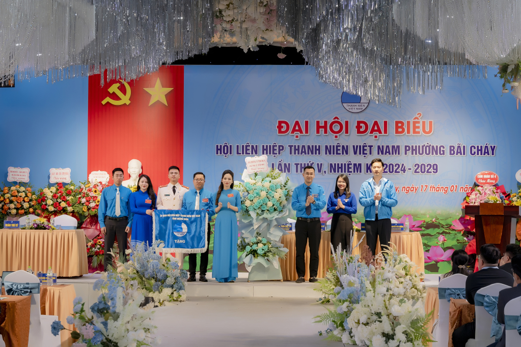 Ban Thư ký Hội LHTN Việt Nam tỉnh Quảng Ninh tặng hoa Đại hội Hội LHTN Việt Nam Phường Bãi Cháy (TP Hạ Long).