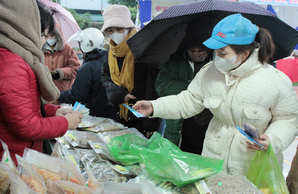 Phiếu mua hàng phát cho CNLĐ khó khăn và được người lao động sử dụng mua các sản phẩm OCOP Quảng Ninh tại chợ 