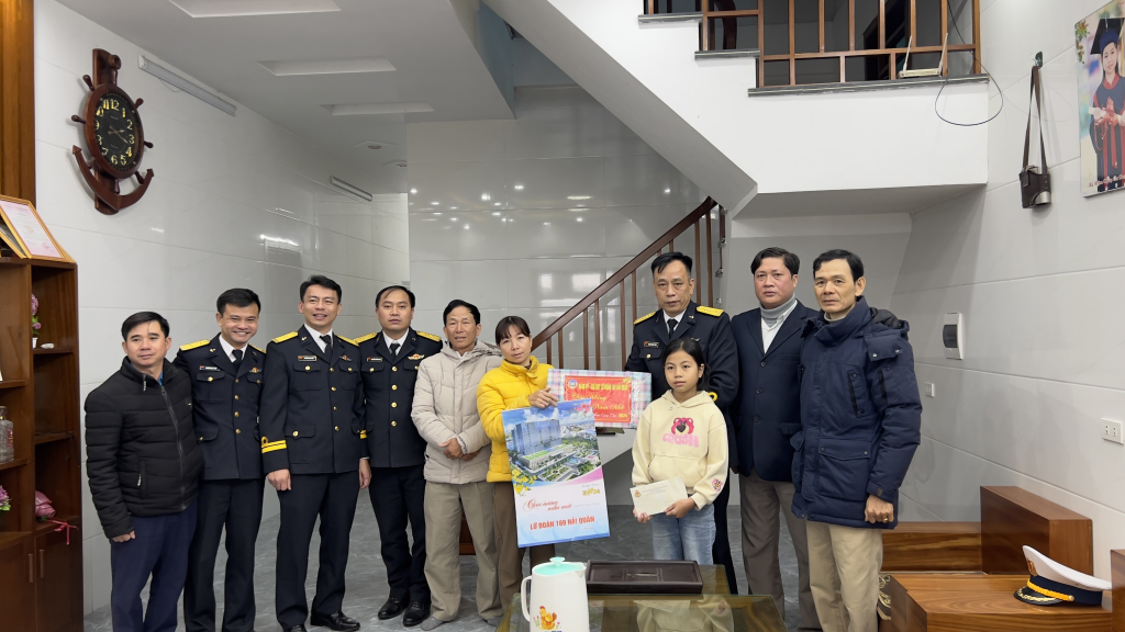 Đại tá Hoàng Ngọc Tuấn trao tiền hỗ trợ năm 2024 cho cháu Quỳnh.
