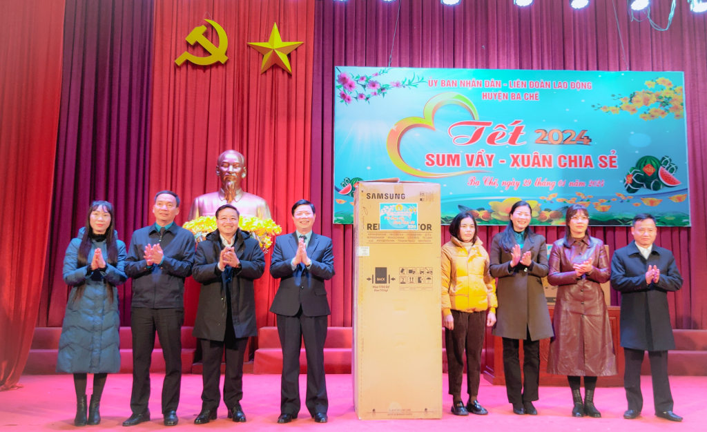 Đoàn viên-công nhân viên chức lao động có hoàn cảnh khó khăn cũng đã được nhận nhiều món quà giá trị, gồm: ti vi, tủ lạnh, nồi cơm điện, ấm siêu tốc...