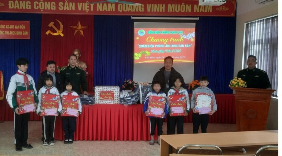 A3: Tặng quà cho các em học sinh trong các Chương trình “Nâng bước em tới trường”, “Con nuôi Đồn Biên phòng” của đơn vị.