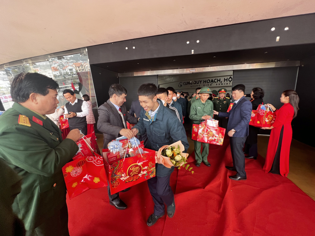 Lãnh đạo thành phố Hạ Long tặng quà Tết các quân nhân hoàn thành nghĩa vụ quân sự