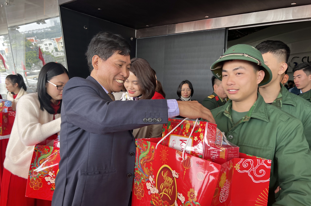 Lãnh đạo thành phố Hạ Long tặng quà quân nhân hoàn thành nghĩa vụ quân sự trở về địa phương