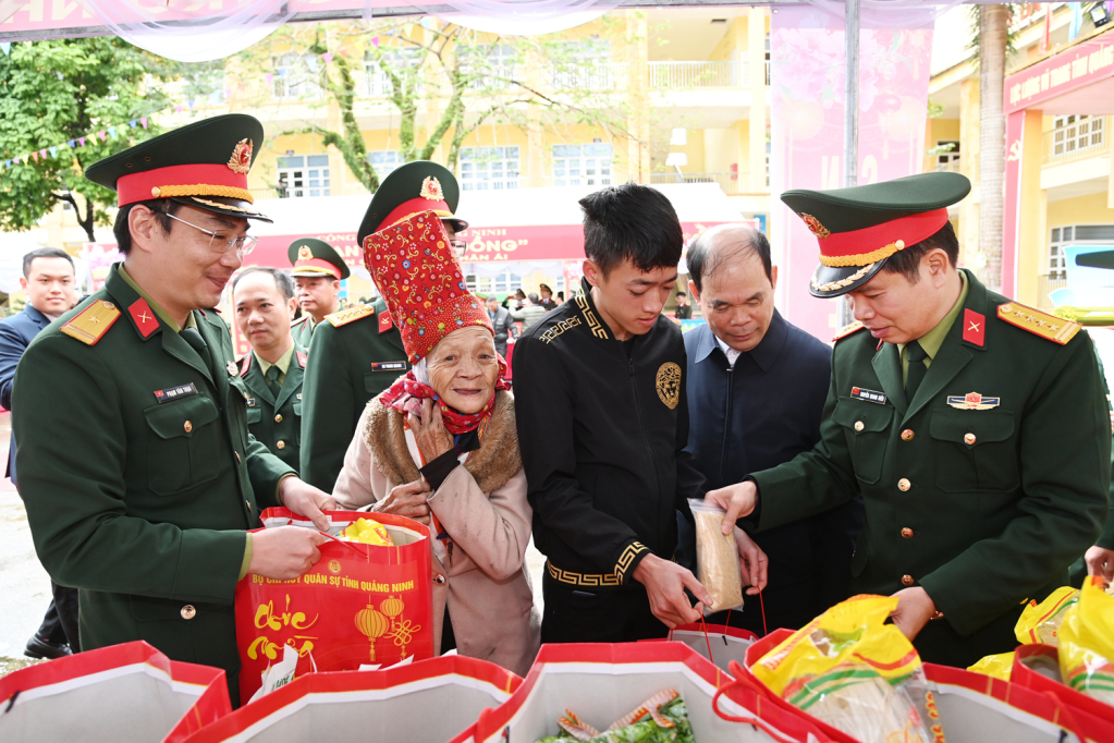 Lãnh đạo Bộ CHQS tỉnh Quảng Ninh chọn những mặt hàng tiết yếu cho Nhân dân tại “gian hàng 0 đồng”.