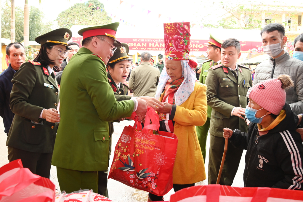 Nhiều mặt hàng phục vụ nhân dân tại “gian hàng 0 đồng” của Công an tỉnh Quảng Ninh.