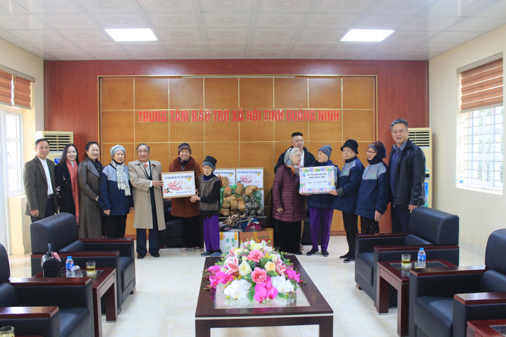 Hội thân nhân Việt kiều tỉnh Quảng Ninh trao tặng những phần quà ý nghĩa cho các đối tượng được chăm sóc, nuôi dưỡng tại Trung tâm bảo trợ xã hội tỉnh Quảng Ninh