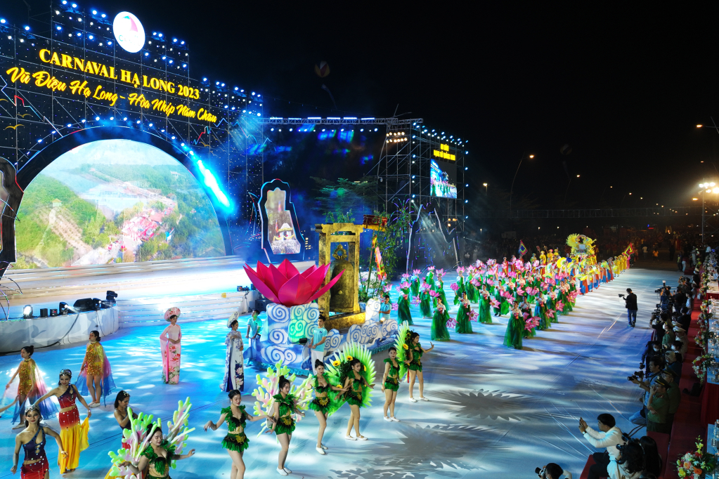 Lễ hội Carnaval Hạ Long 2023 được ví như bữa tiệc của âm nhạc và ánh sáng, thu hút đông người dân và du khách. 