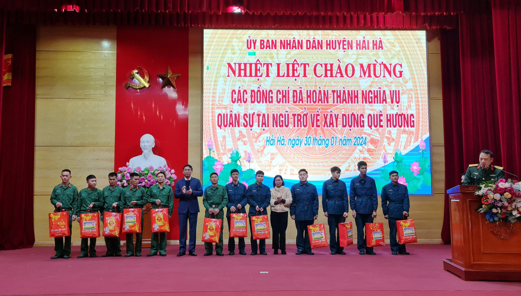Các đồng chí lãnh đạo huyện Hải Hà tặng quà cho các quân nhân xuất ngũ trở về địa phương năm 2024.