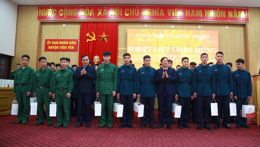 Lãnh đạo huyện Tiên Yên tặng quà cho các quân nhân đã hoàn thành nghĩa vụ trở về địa phương năm 2024.