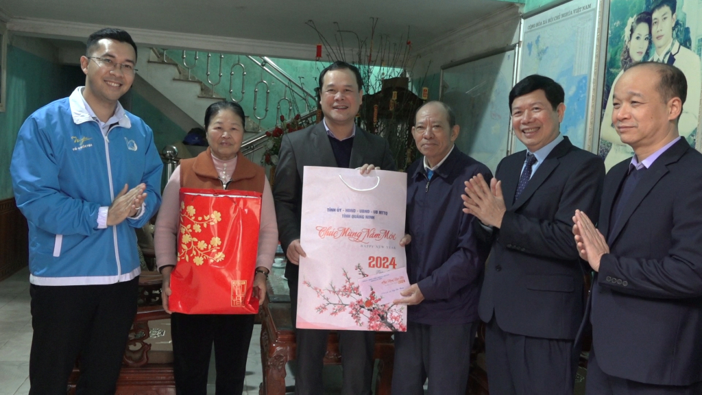 Đồng chí Điệp Văn Chiến, Trưởng Ban Nội chính Tỉnh ủy và đoàn công tác thăm, tặng quà tết gia đình bà Ngô Thị Thuận.
