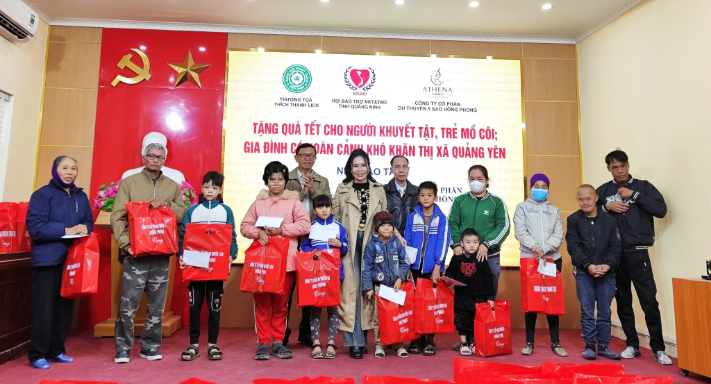 Chương trình tặng quà Tết cho người khuyết tật, trẻ mồ côi, gia đình có hoàn cảnh khó khăn tại thị xã Quảng Yên sáng ngày 30/1/2024