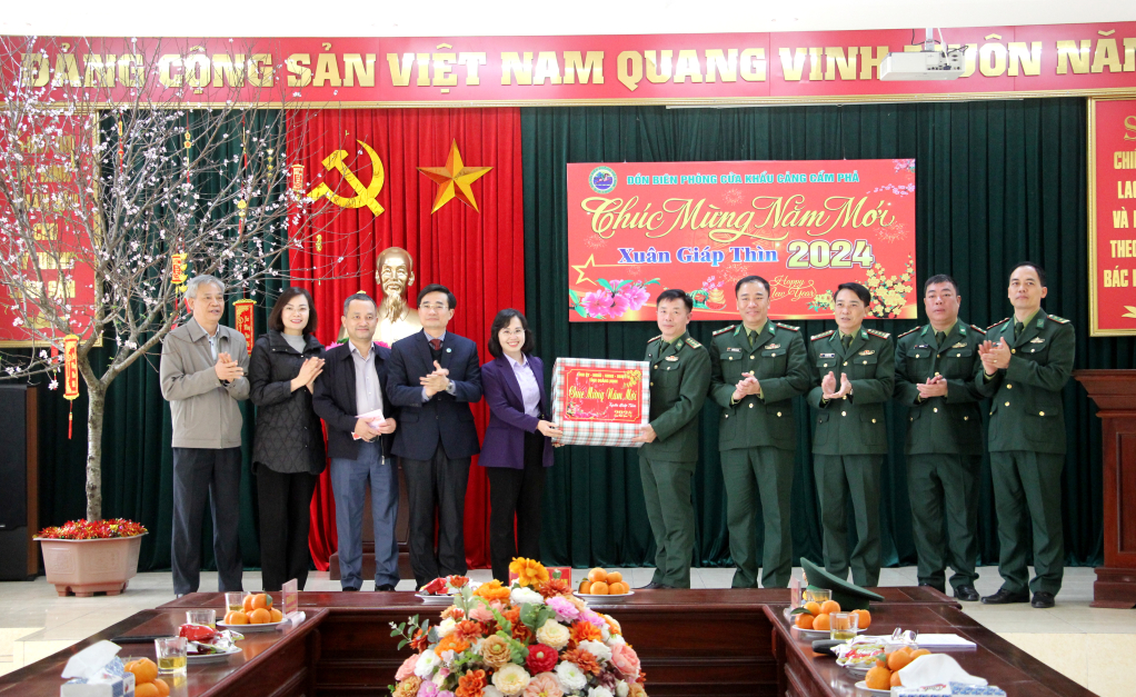 Đồng chí Trịnh Thị Minh Thanh, Phó Bí thư Thường trực Tỉnh ủy, tặng quà, chúc Tết Đồn Biên phòng cửa khẩu cảng Cẩm Phả. 