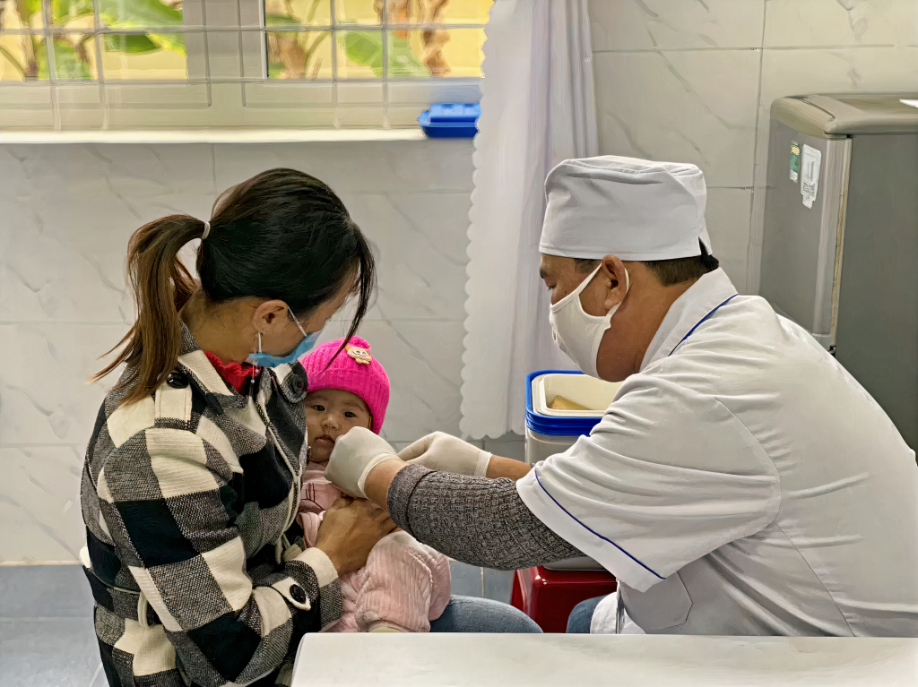 Tiêm chủng cho trẻ em tại Trạm Y tế xã Dực Yên (huyện Đầm Hà).