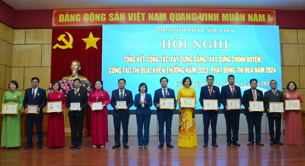 Phó Bí thư Thường trực Tỉnh ủy Trịnh Thị Minh Thanh trao tặng Kỷ niệm chương vì sự nghiệp tuyên giáo, văn phòng cấp ủy, tổ chức xây dựng Đảng, công tác dân vận cho các cá nhân tại Lễ tổng kết công tác xây dựng Đảng, xây dựng chính quyền của TP Cẩm Phả (tháng 12/2023).