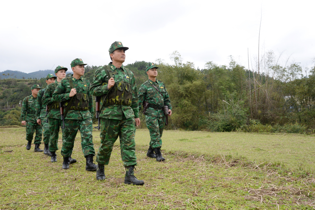 Cán bộ, chiến sỹ Đồn BP Bắc Sơn tuần tra trên tuyến biên giới đơn vị phụ trách.
