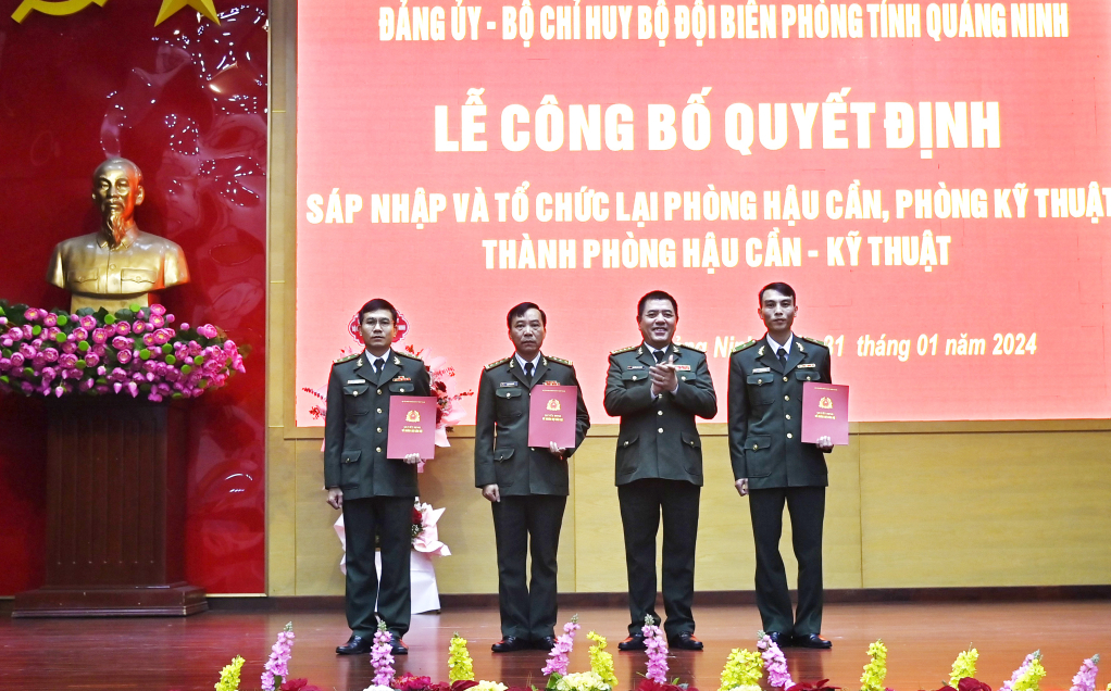 Đại tá Nguyễn Văn Thiềm, Chỉ huy trưởng BĐBP tỉnh trao quyết định bổ nhiệm lãnh đạo Phòng Hậu cần - Kỹ thuật.