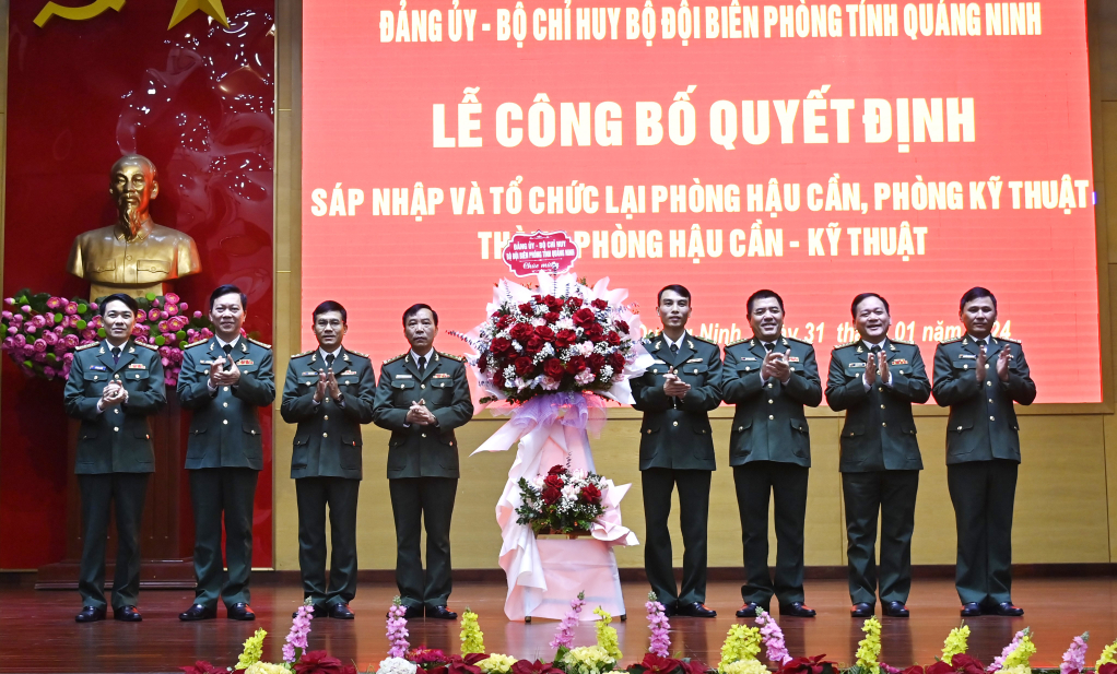 Lãnh đạo Bộ chỉ huy BĐBP tinh tặng hoa chúc mừng Phòng Hậu cần - Kỹ thuật.
