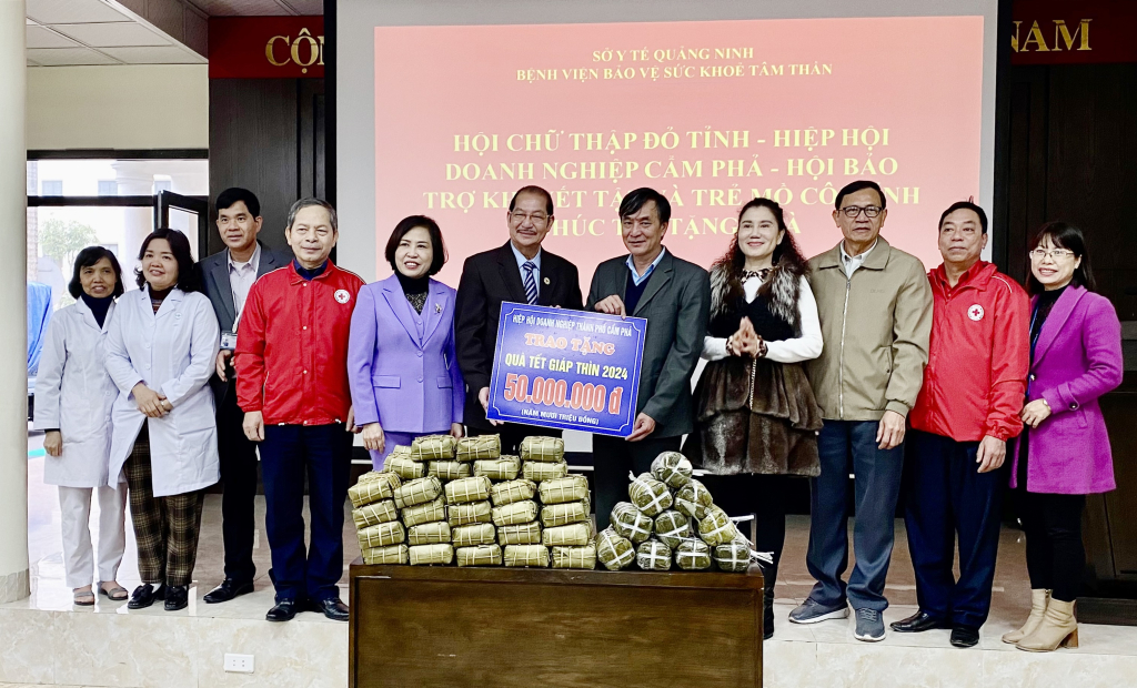 Lãnh đạo Hội Chữ thập đỏ tỉnh; Hội Bảo trợ NKT-TMC tỉnh; Thành ủy Cẩm Phả và Hiệp hội doanh nghiệp TP Cẩm Phả chúc Tết tặng quà cho Bệnh viện Bảo vệ sức khỏe tâm thần Quảng Ninh.