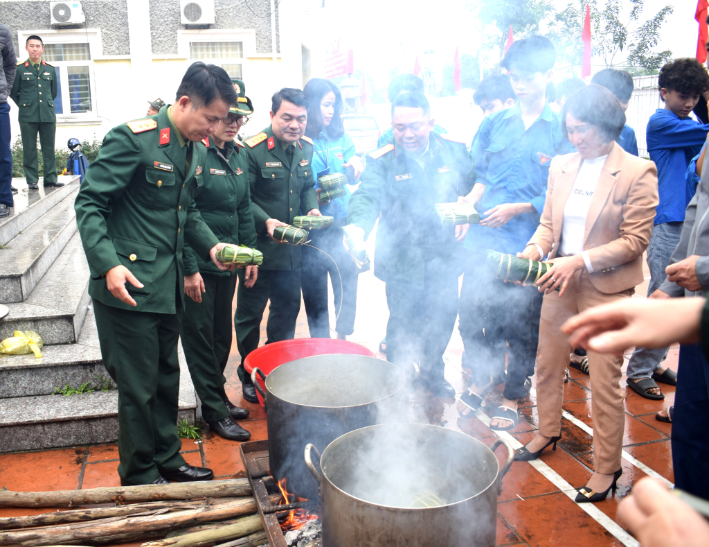 Số bánh chưng và giò sau đó sẽ đước tặng cho 35 thanh niên lên đường nhập ngũ có hoàn cảnh khó khăn ở các xã Dương Huy, Cộng Hòa, Cẩm Hải (TP Cẩm Phả)