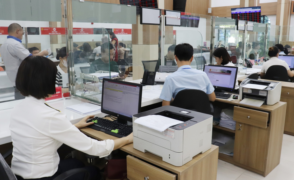 Trung tâm Hành chính công TP Hạ Long đảm bảo 100% hồ sơ đầu vào, cũng như kết quả đầu ra thực hiện số hóa, chữ ký số theo đúng quy định. Ảnh: Trúc Linh