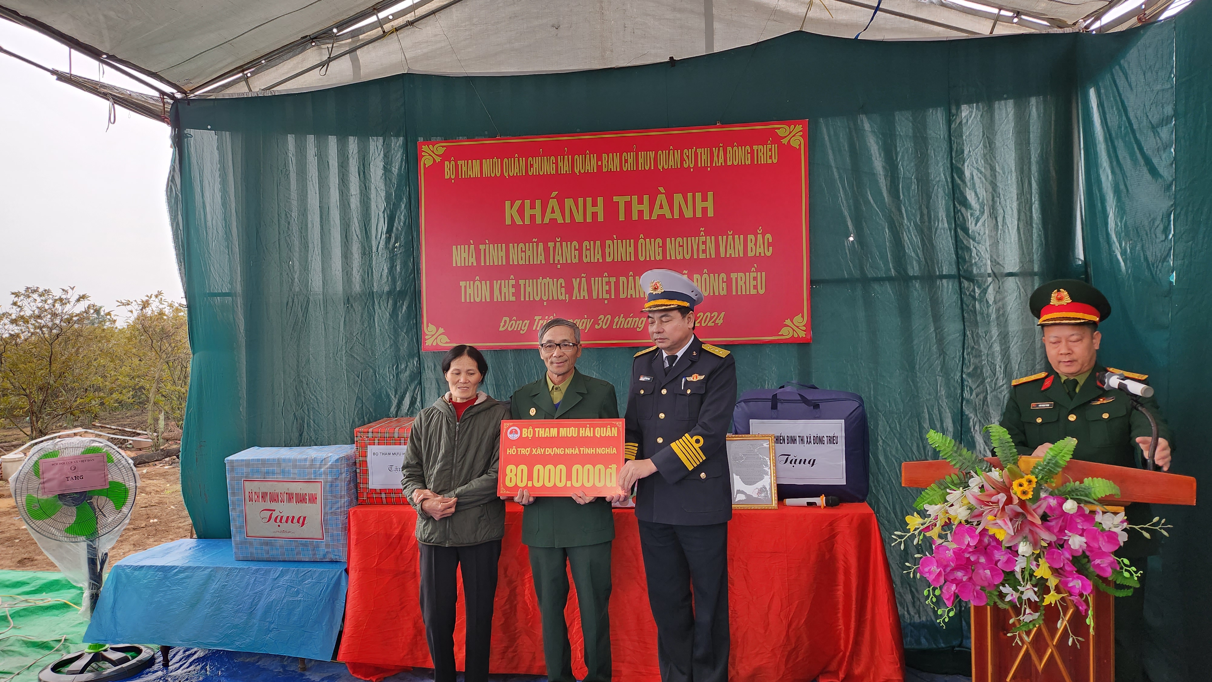 Đại diện Bộ tham mưu quân chủng Hải quân trao kinh phí hỗ trợ xây nhà cho gia đình CCB Nguyễn Văn Bắc.
