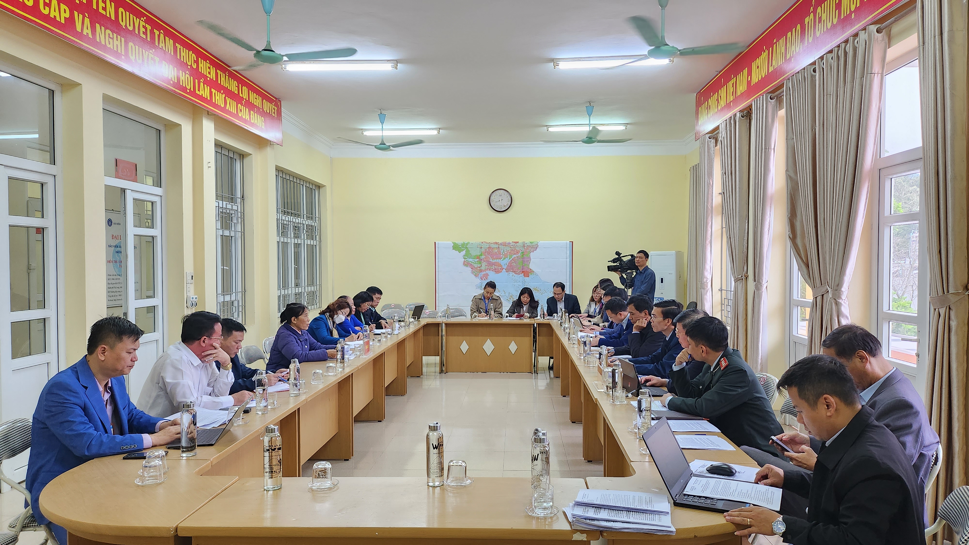 Quang cảnh buổi gặp gỡ, đối thoại của UBND TP Hạ Long với bà Hà Thị Nhung (Đại Yên) ngày 12/1/2024.