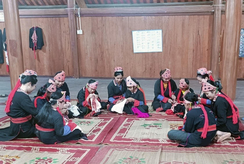Các nghệ nhân dạy nghề thêu may trang phục truyền thống tại Nhà sinh hoạt cộng đồng Người Dao Thann Y, xã Bằng Cả, thành phố Hạ Long. Ảnh: Như Trang (CTV)