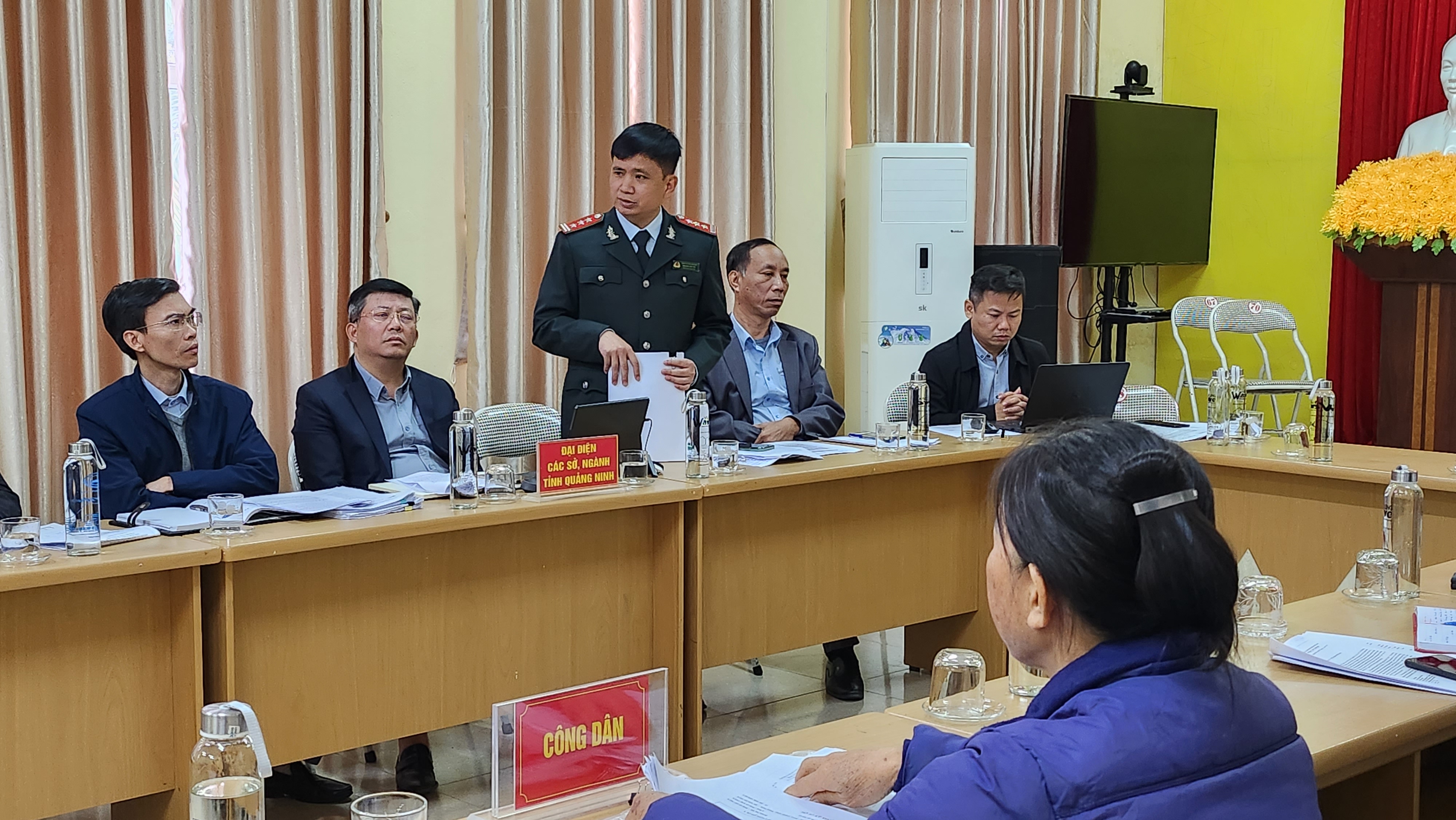 Đại diện Thanh tra tỉnh nêu ý kiến tại buổi gặp gỡ, đối thoại với công dân Hà Thị Nhung, TP Hạ Long ngày 12/1/2024.
