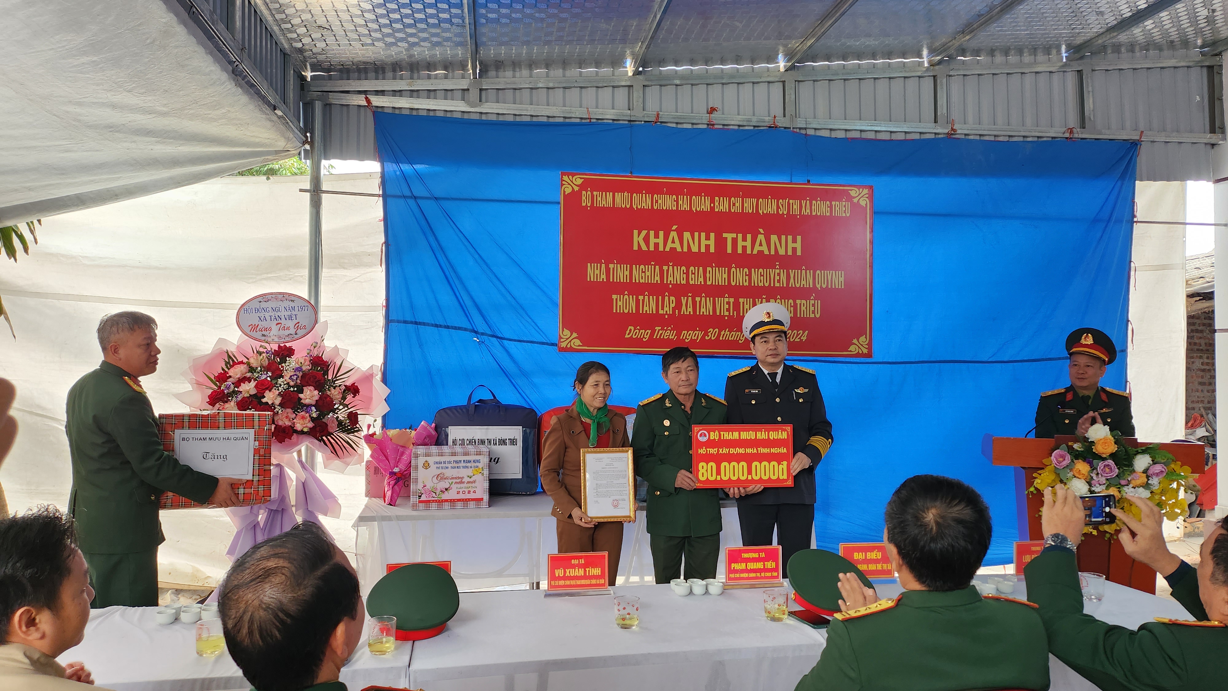 Đại diện Bộ tham mưu quân chủng Hải quân trao tặng kinh phí hỗ trợ xây nhà cho gia đình CCB Nguyễn Xuân Quynh.