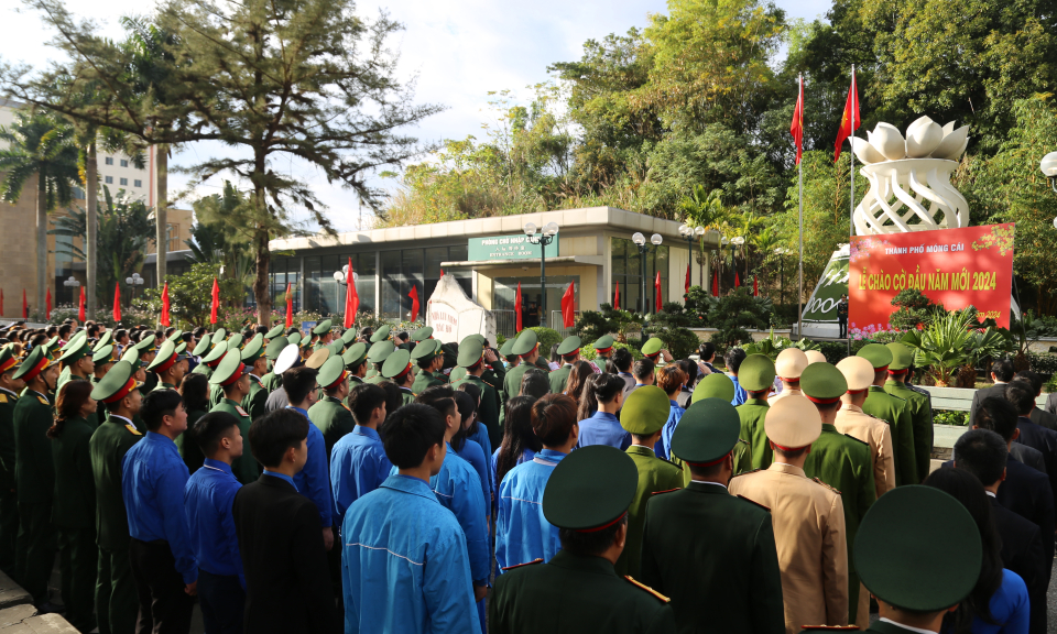 Móng Cái: Trang trọng lễ chào cờ đầu năm mới 2024