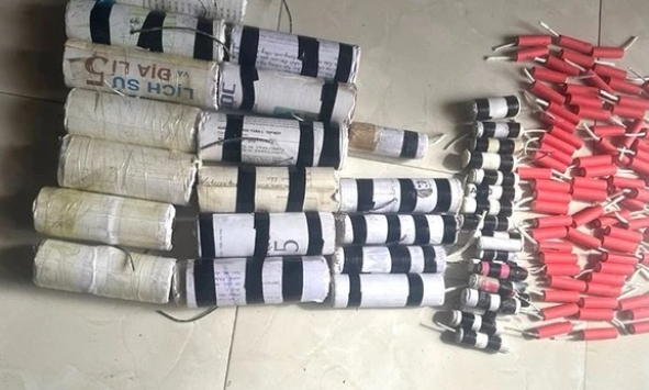 Mua nguyên liệu trên Shopee để chế pháo nổ và vũ khí