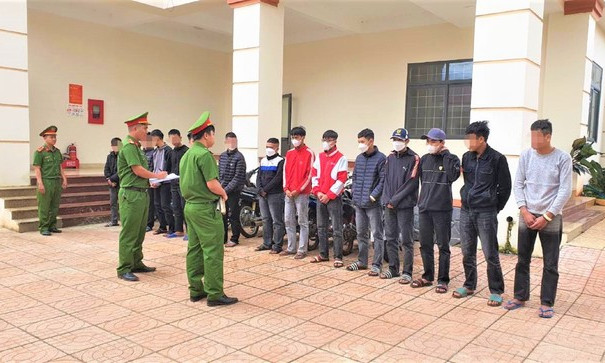 Thanh niên 16 tuổi huy động 29 người vác dao rựa đi trả thù
