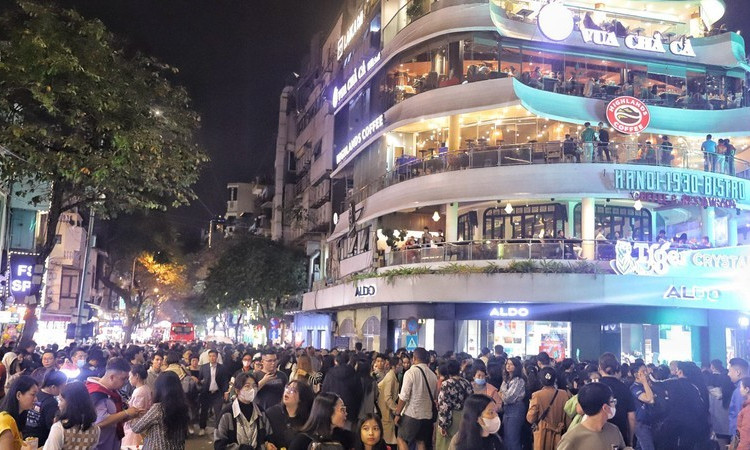 Around 402,000 tourists visit Hanoi on New Year holiday