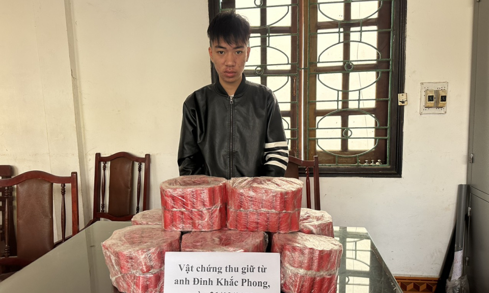 Nửa đêm mang pháo đi giấu thì bị bắt