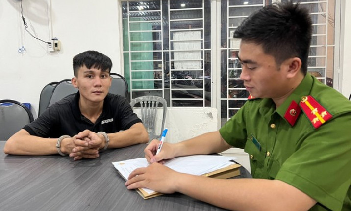Cô gái bị giật điện thoại khi đang ngồi uống nước với bạn