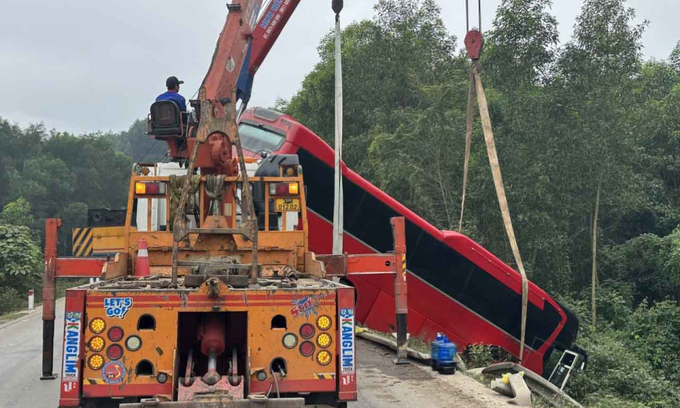 Xe khách mất lái suýt lật bên lề đường, 30 hành khách hú vía