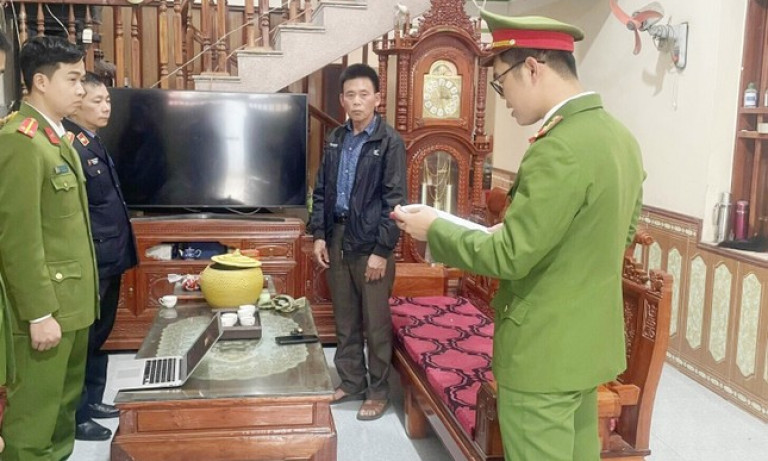 Khởi tố trưởng thôn bán đất trái thẩm quyền