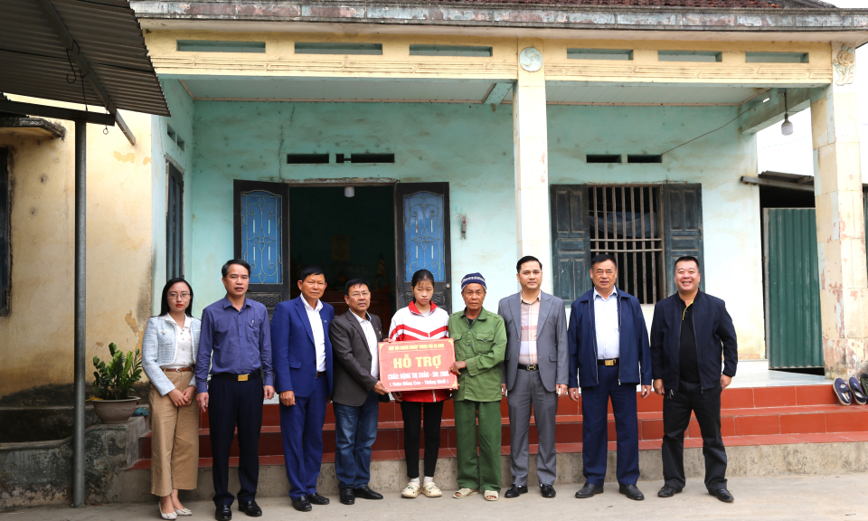 Hiệp hội doanh nghiệp TP Hạ Long trao hỗ trợ đỡ đầu học sinh có hoàn cảnh khó khăn